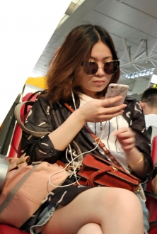 候车中的热裤美少妇