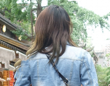 街拍时尚穿搭紫色短裙美臀美少妇写真