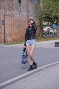 街拍蓝色牛仔热裤超短裙大长腿美女