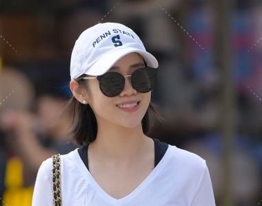 街拍白色T恤黑色运动紧身裤健身美女图片-2