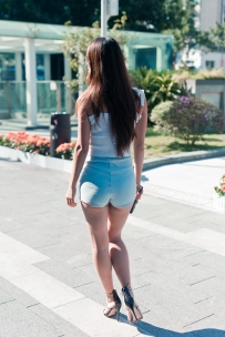 包臀短牛半月臀美女