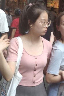 街拍粉色低胸短裙美少女