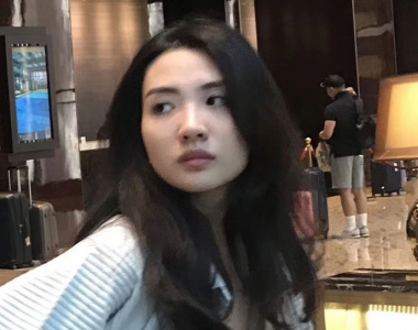 躺沙发上玩手机的白色热裤美女