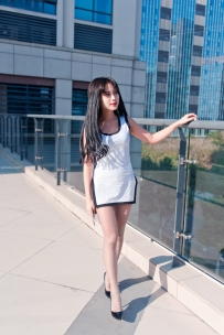 白色高叉短裙美女