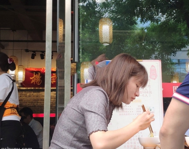 街拍重庆小面店门口的热裤美腿美女图片