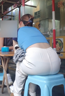 街拍穿白色休闲裤的女人