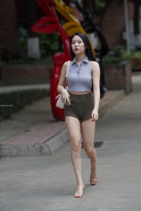 军绿色紧身性感热裤美女街拍高清图片