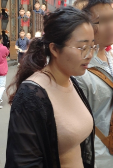 丰满迷人的眼镜小姐姐