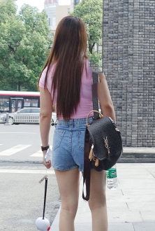 丰满的粉色短袖牛仔热裤美女街拍图片