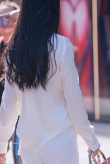 街拍白色套装职业范美女图片