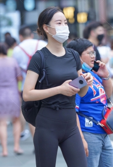 妹子看手机好入神