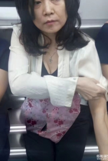 深圳地铁车厢里的丰满熟女，胸前的十字吊坠可以插到乳沟