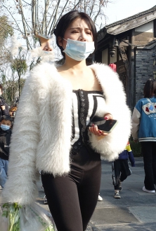 街拍皮草美少妇图片