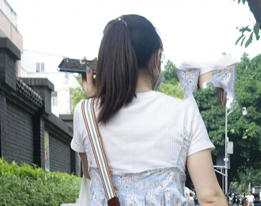 街拍蓝色牛仔热裤美腿美女图片