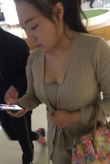 玩手机的女人