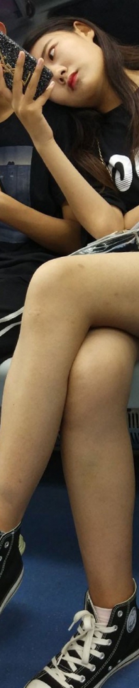 街拍地铁中的黑色热裤大长腿美女图片