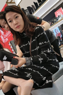 街拍鞋店黑丝美少妇图片