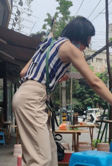 街拍吃早餐的美女姐姐