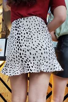 进距离街拍白色斑点短裙美腿美女图片