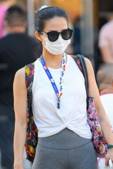 坐石球上的美臀瑜伽少妇