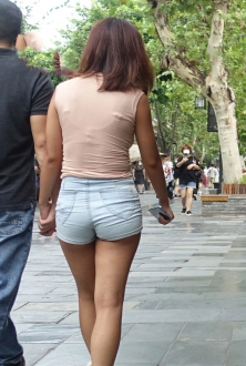 街拍丰满粉色T恤逛街情侣