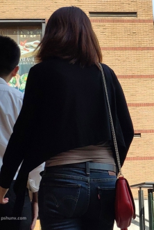 街拍黑色长袖外衣牛仔裤美女图片