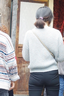 街拍成都巷子里的女人