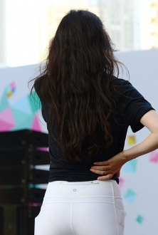 街拍白色紧身瑜加裤美少妇图片