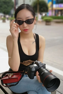 街拍黑色背心墨镜时尚美女图片