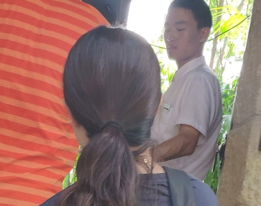街拍黑色小短裙裹臀装美女写真图片