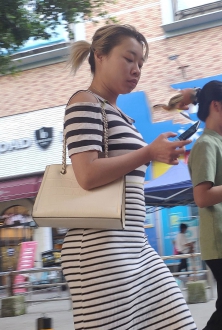 圆润饱满的美臀美少妇街拍图片