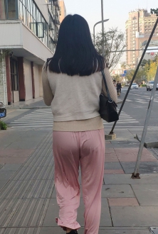 贴身的粉色睡裤，性感身材的展示出来