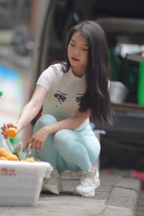 绿色紧身裤美女写真街拍