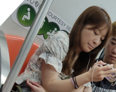 街拍美女灰色牛仔热裤大白腿