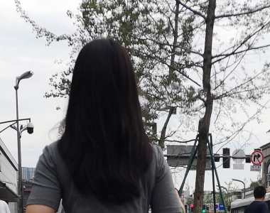 灰色连衣裙美臀美女街拍写真