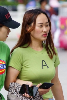精彩街拍美女系列-内衣若隐若现最迷人