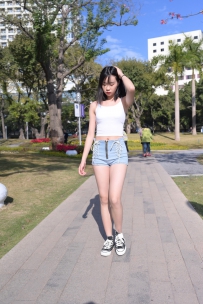 街拍周末逛街的少女