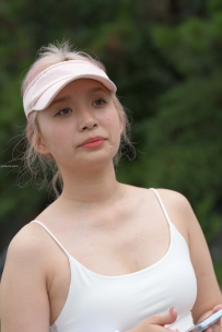 街拍粉色紧身瑜伽裤美女