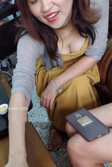 街拍灰色外套土黄色连衣裙美女图片