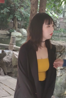 街拍黑色大衣蛋黄色打底衫美女图片