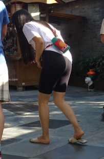 街拍黑色运动短裤美女图片