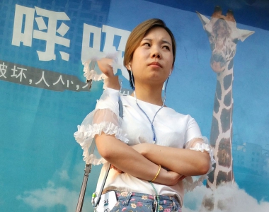 街拍穿搭印花热裤美腿美女图片